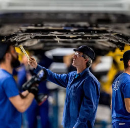 年薪380萬仍招不到人！福特Ford執行長警告美國製造業藍領人才斷層、汽車維修技師缺工危機
