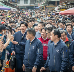賴清德總統走春走訪桃竹苗廟宇發放福袋　強調以經濟實力厚植國防安全、強化社福照顧