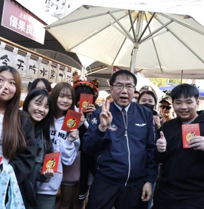 熱鬧登場！2026新化年貨大街開幕 臺南市長黃偉哲發紅包與民同樂迎金馬年