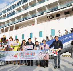 臺南市長黃偉哲迎接國際豪華觀光郵輪海洋富士號抵達安平港，親自迎旅客贈禮推廣臺南觀光