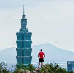 GAMA創辦人以美國野外攀岩好手Alex Honnold挑戰101為例，剖析市場品牌定位三大真相
