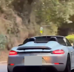 敞篷保時捷掛點滴上路引熱議　行車安全與醫療風險雙重隱憂