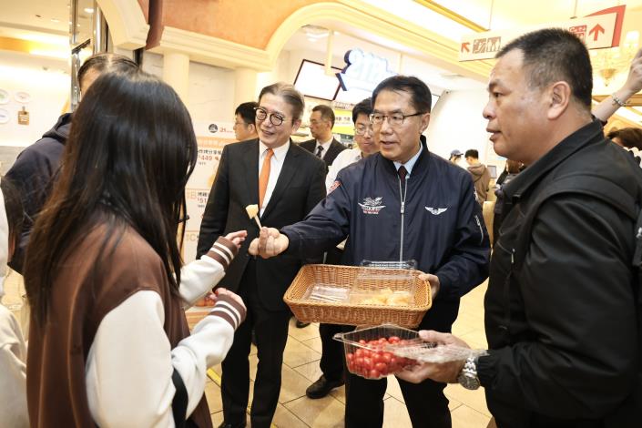 臺南市長黃偉哲北上板橋大遠百，「新春瘋台南．農來上賀禮」呈現豐富臺南優質農漁特產