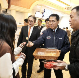 臺南市長黃偉哲北上板橋大遠百，「新春瘋台南．農來上賀禮」呈現豐富臺南優質農漁特產