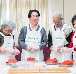 賴清德總統親臨臺中寒冬助老關懷活動　與獨居長輩圍爐拜早年互動溫馨
