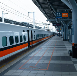 高鐵台南站驚傳旅客落軌意外　1307車次停駛衝擊班次　中午全線恢復正常行駛