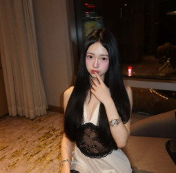 嚴珮瑜身為嚴凱泰千金公開IG　火辣照亮相，賓利座駕與名媛生活、非自家車引熱議