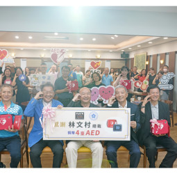 國立中正大學名譽博士林文村總裁捐贈AED　由校長蔡少正代表受贈　強化急救能量　建構全方位校園生命守護網