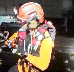 希臘籍油輪船員不慎跌倒昏迷　海巡署空勤跨夜執勤展開吊掛救援成功後送就醫