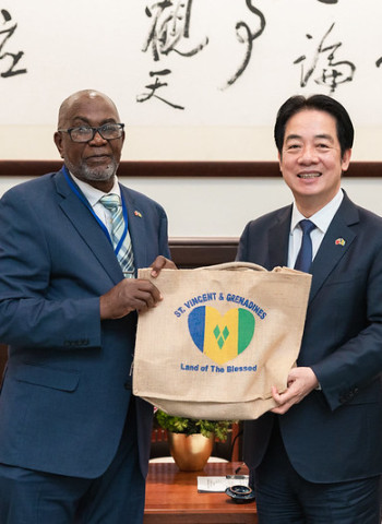 賴清德總統於建交45週年接見聖文森副總理李考克 強調持續推進全方位夥伴關係與拓展邦誼