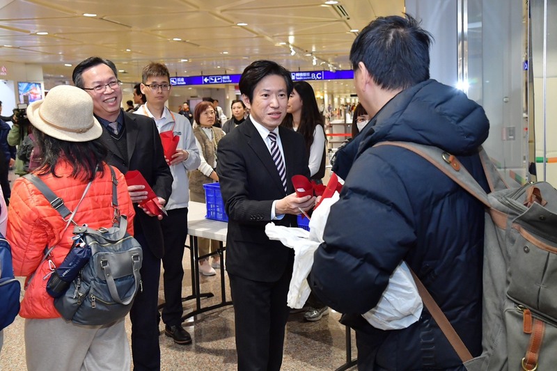 桃機迎接杜拜返國國人　行政院秘書長張惇涵到場關懷：政府持續協助國人返臺並確保能源供應、穩定物價