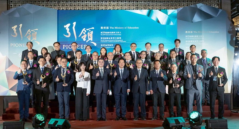 賴清德總統頒發國家講座主持人獎與國家產學大師獎　肯定學者卓越貢獻並以高教投資培育頂尖人才提升臺灣競爭力