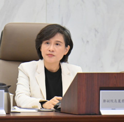 行政院副院長鄭麗君召開消保會議　拍板交友媒合服務契約新規範　強化飲水設備、藍牙耳機與餐飲禮券消費者權益保障
