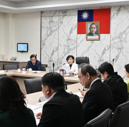 行政院副院長鄭麗君召開穩定物價小組臨時會報 宣布強化五項措施確保民生物價穩定