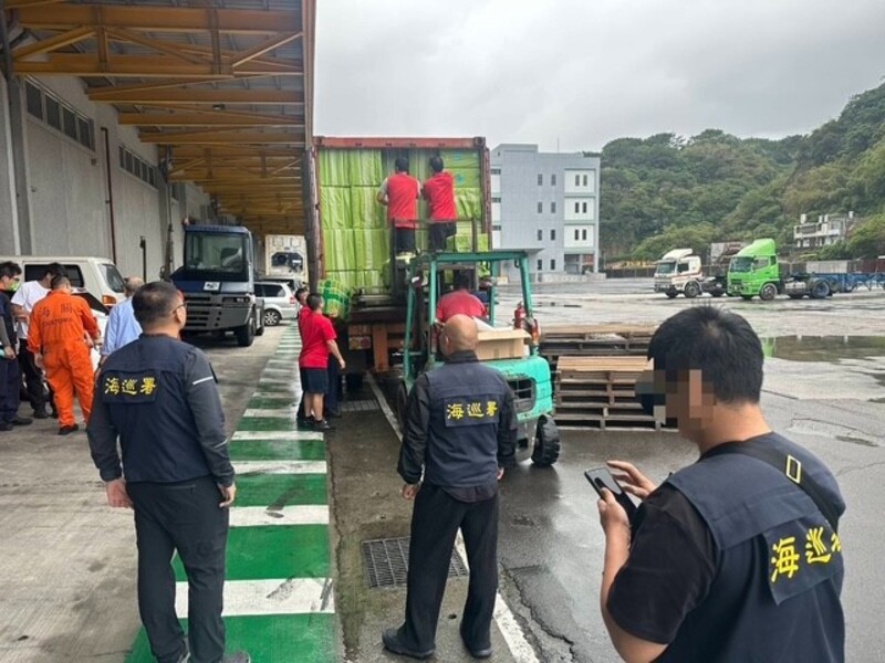 文具物品貨櫃夾藏私菸案 海巡署聯手海關查獲近25萬包高價菸品